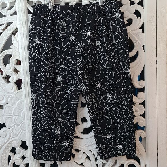 Talbots Black and White Floral Embroidered Capris Size 14 - Picture 4 of 13